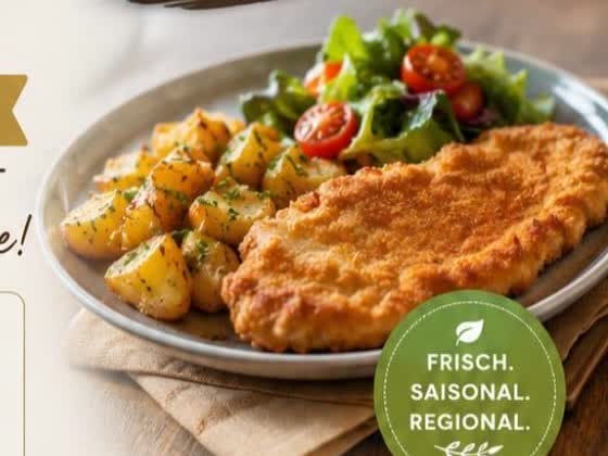 Frisch zubereitetes Schnitzel mit Salat und Kartoffeln