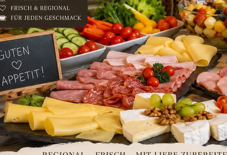 Frühstücksbuffet mit Wurst, Käse und frischem Gemüse