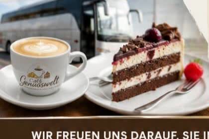 Kaffee und hausgemachte Torte im Café Genusswelt