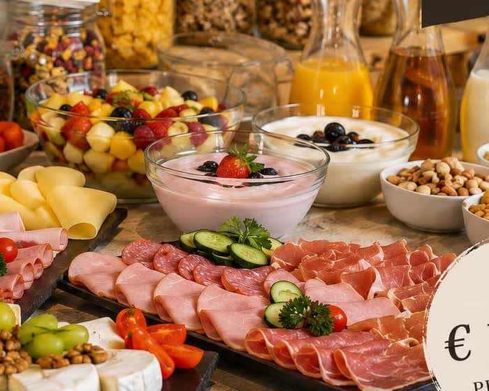 Auswahl am Frühstücksbuffet mit Müsli, Obst und Joghurt